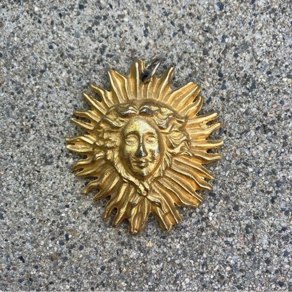 Jewelry - Heavy Gold Tone Vintage Tarnished Medallion